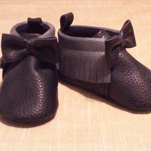 🦋Black & Gray Moccasins size 6-8 week infant